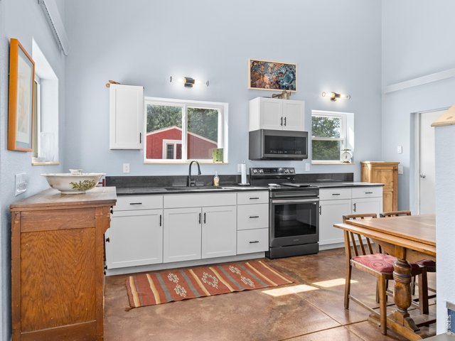 Property Photo 19 Like new throughout