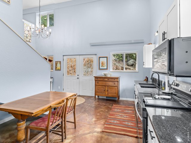 Property Photo 16 Soaring ceilings
