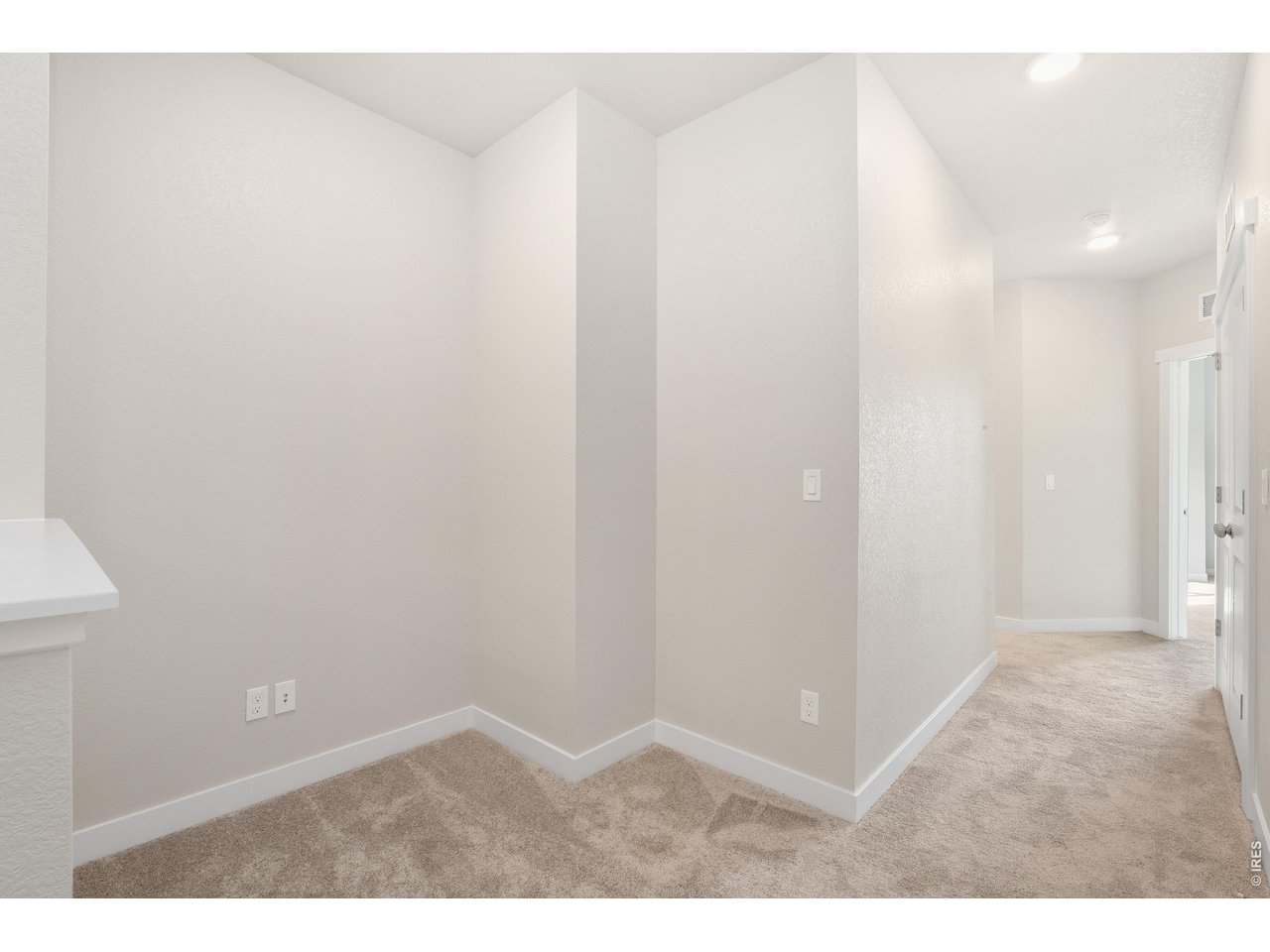 Property Photo 15 Flex space for a cozy reading nook or small home office!