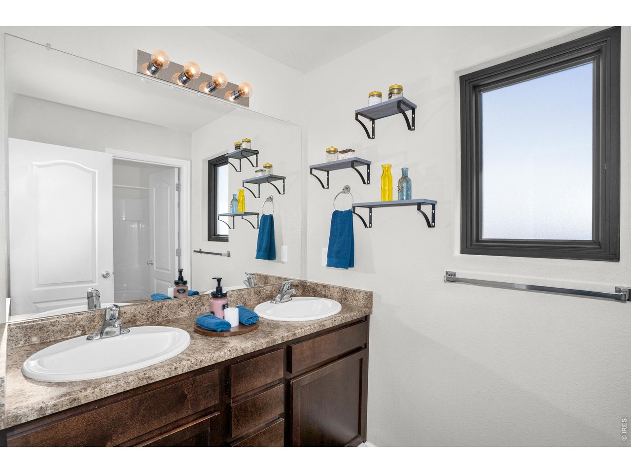 2nd full bath upstairs also has dual sinks and..