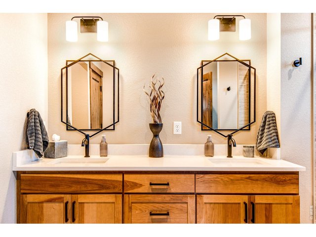 Property Photo 44 Double sinks and quartz countertops!
