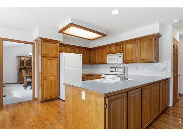 Property Photo 10 Spacious kitchen, with lots of cabinets. 