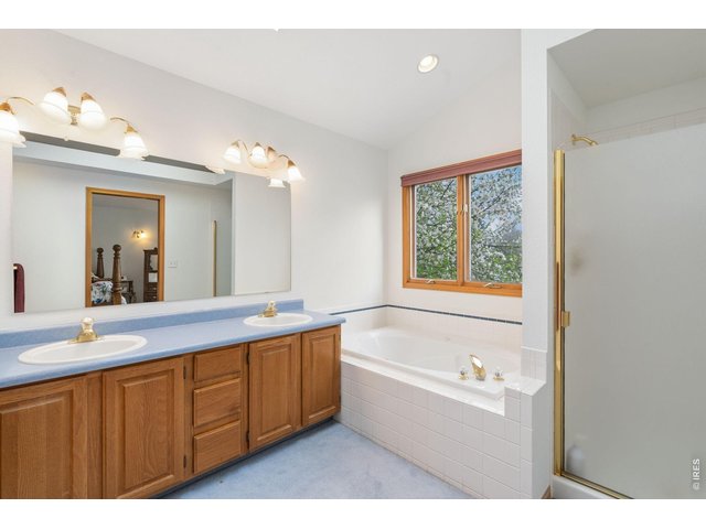 Property Photo 30 Ensuite 5 piece bathroom.