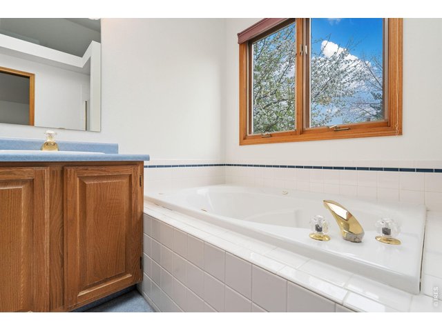 Property Photo 31 Soaking tub. 