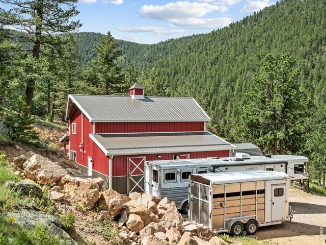 Property Photo 44 Suitable for horse trailers/RV/trailer parking with easy turn around