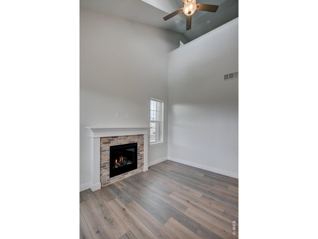 Property Photo 9 Vaulted ceiling in the living room! 