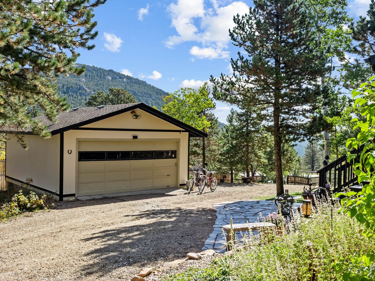 Detached 2-bay garage