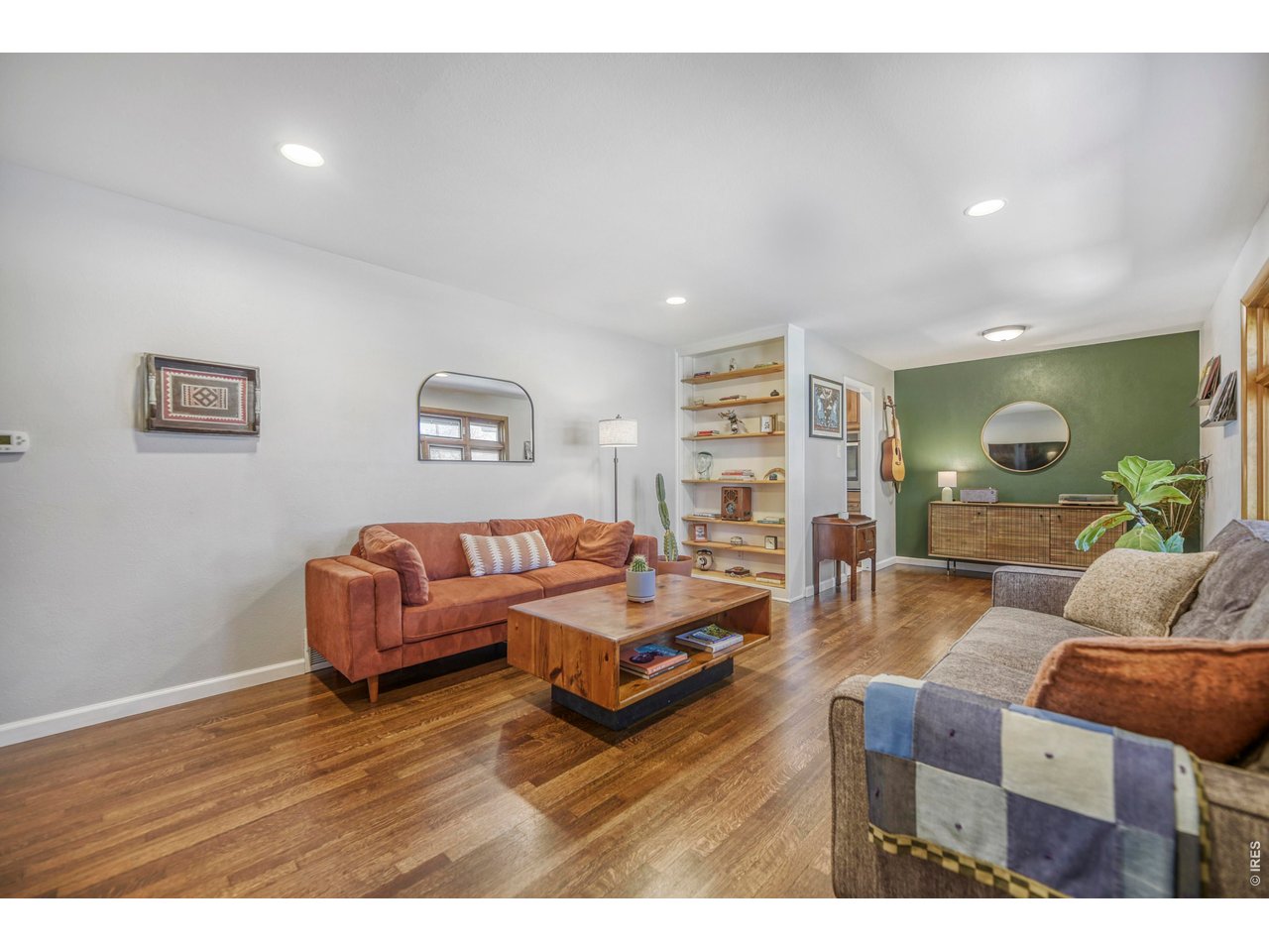 Step into this cheery and welcoming living room!