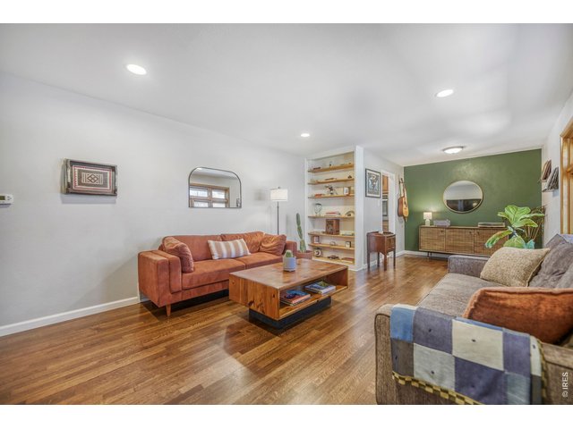 Property Photo 6 Step into this cheery and welcoming living room!