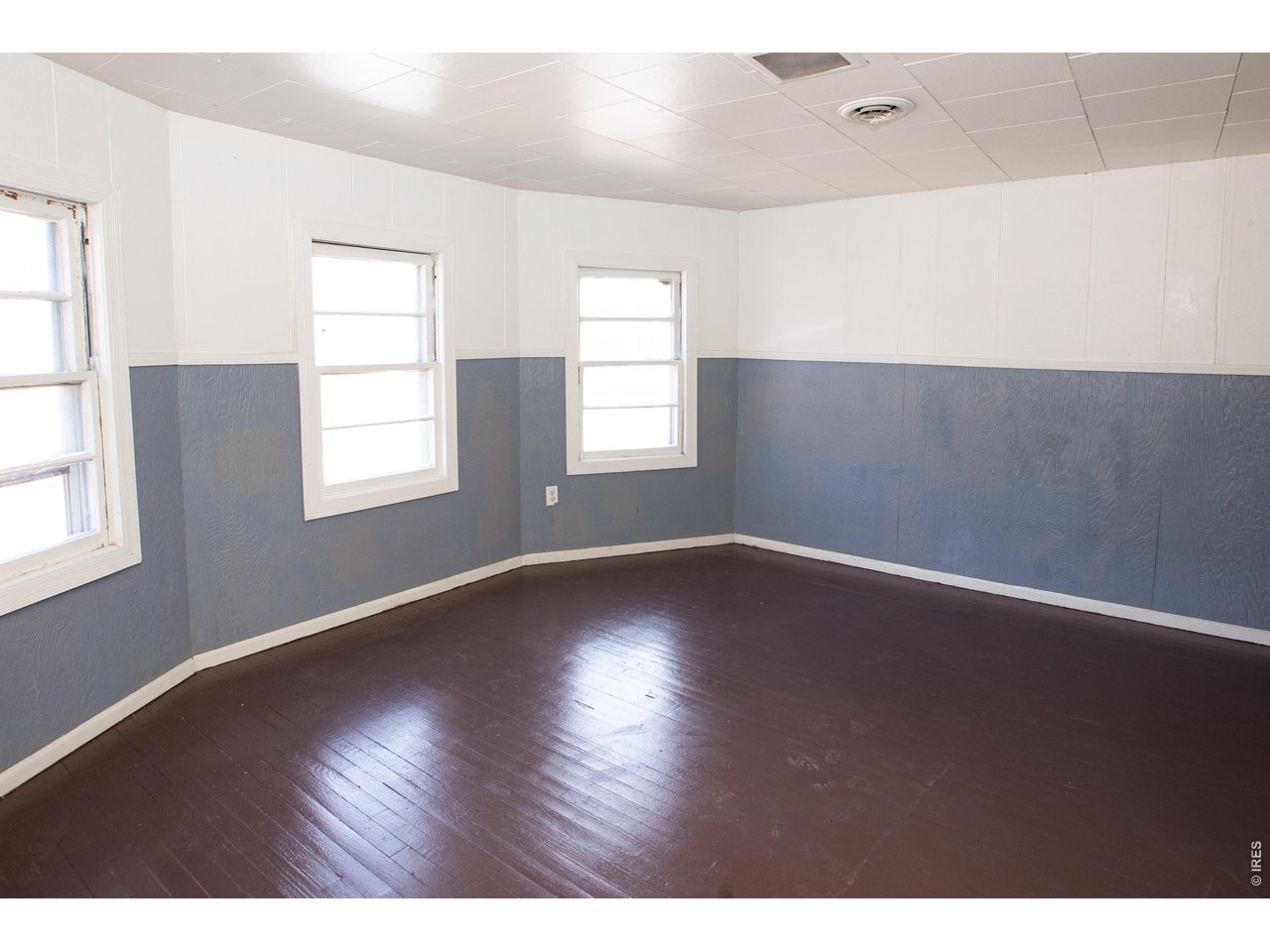 Upstairs 3 BR Unit