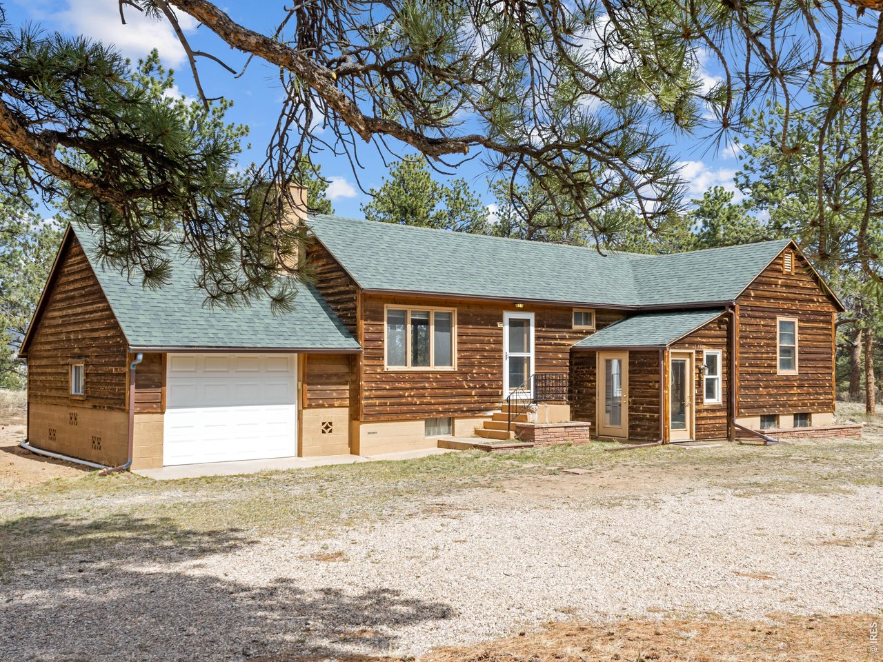 Classic mountain retreat in the highly desirable Upper Broadview area of Estes Park, Colorado