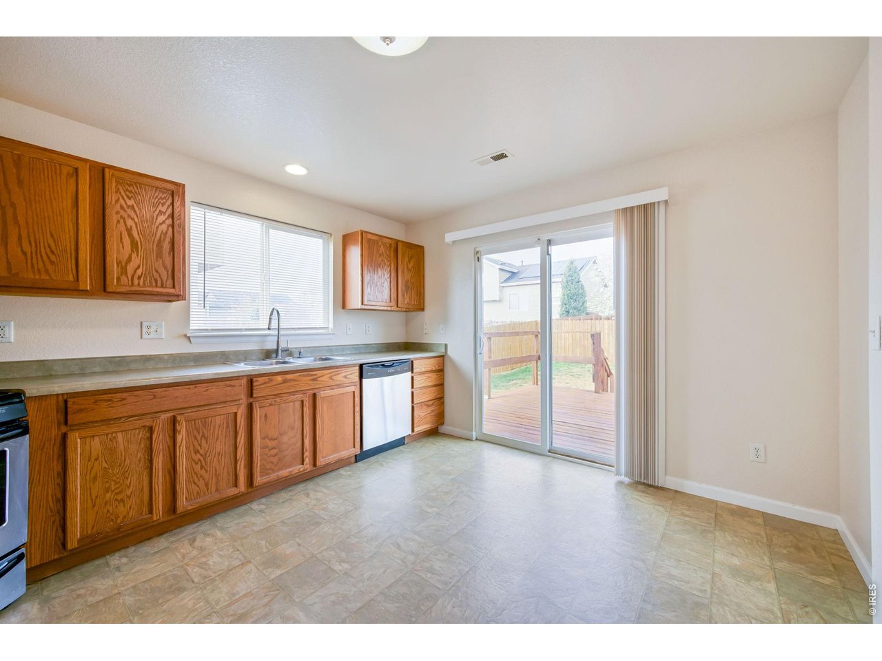Kitchen to rear deck for entertaining! 