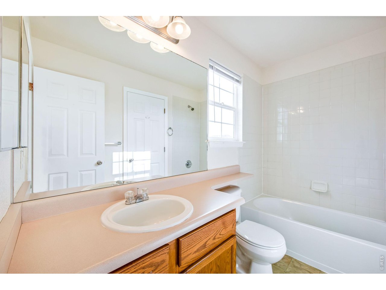 Upstairs bathroom with access from both bedrooms