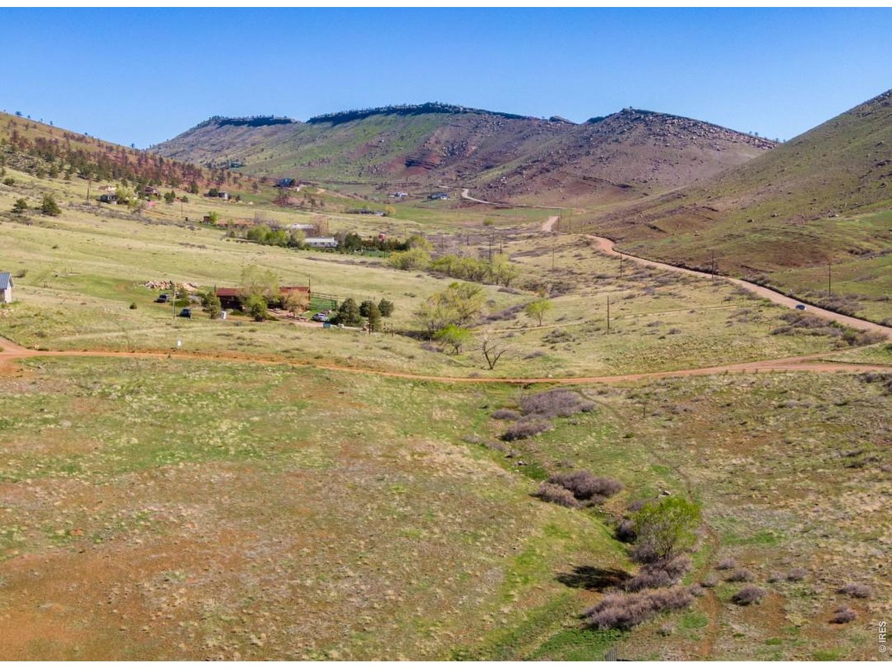 Idyllic work from home environment - amazing mountain views all around. Views to the west