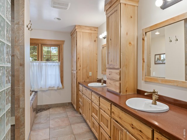 Property Photo 15 5-piece primary bath