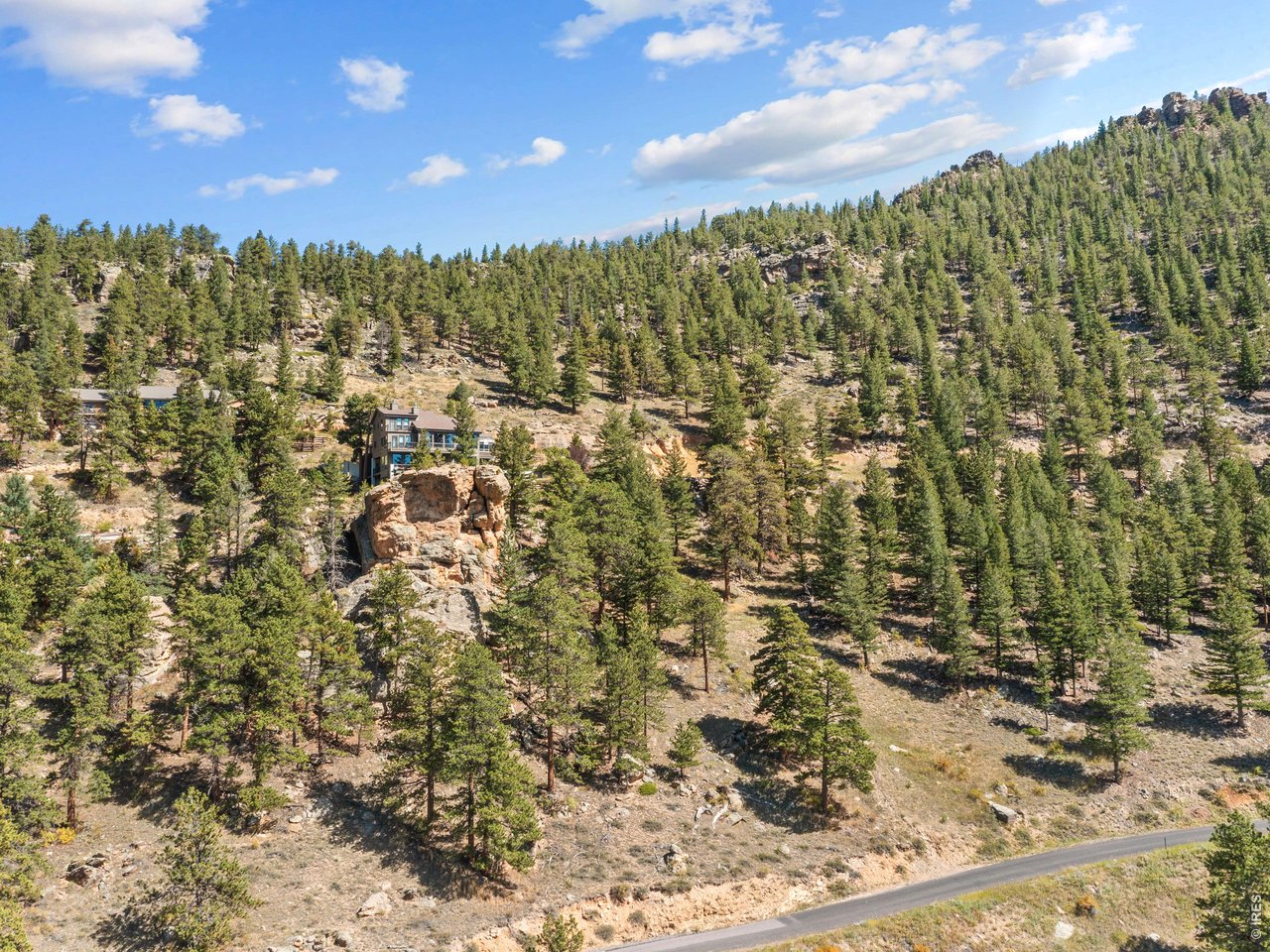 Enjoy serene privacy with easy access to Estes Park dining, shops, and culture