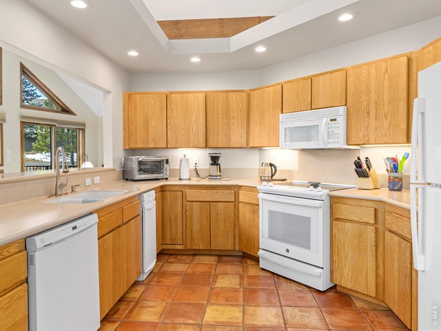 Property Photo 16 Beautiful and spacious kitchen