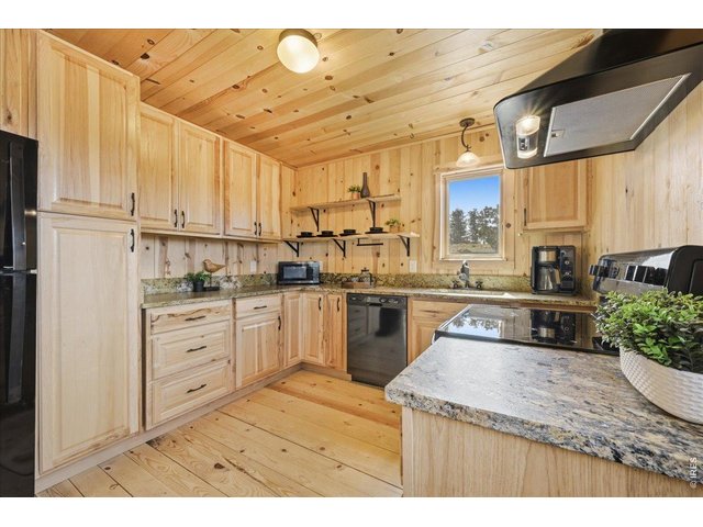 Property Photo 10 Kitchen with hickory cabinets, granite ctops & full appliances