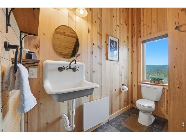Property Photo 22 Full bathroom