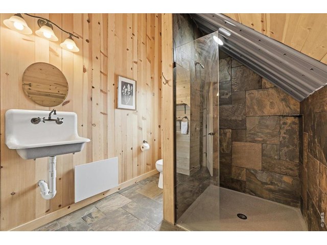 Property Photo 24 Full bathroom with large walk-in shower & free standing tub