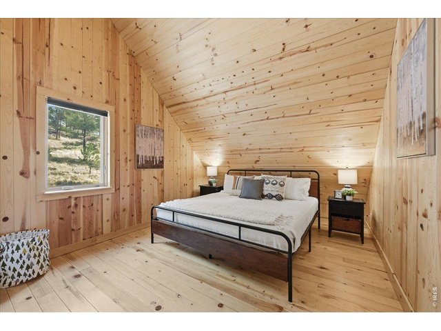 Property Photo 19 Large bedroom upstairs