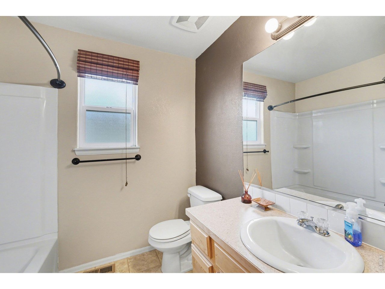 Property Photo 12 Shared guest bathroom