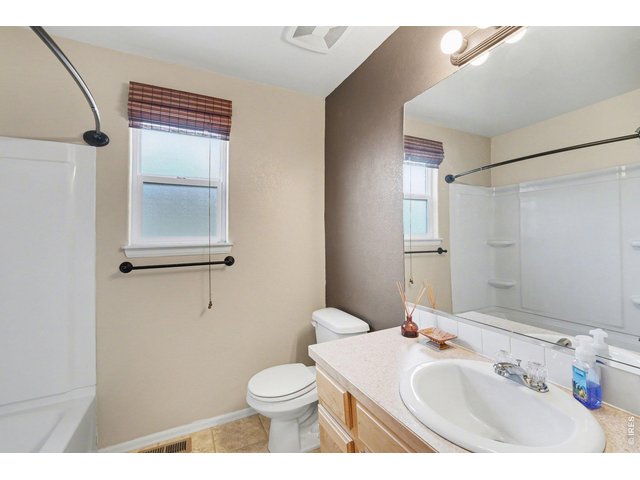 Property Photo 12 Shared guest bathroom