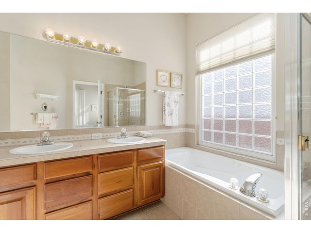 Property Photo 17 Primary bathroom