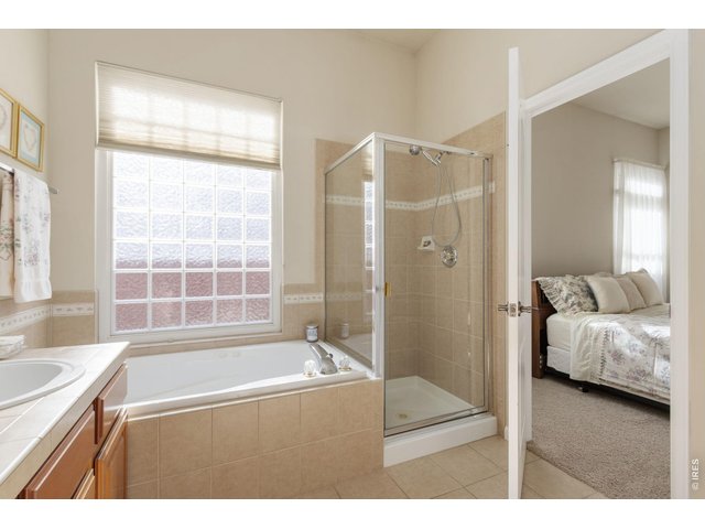 Property Photo 18 5 piece primary bathroom