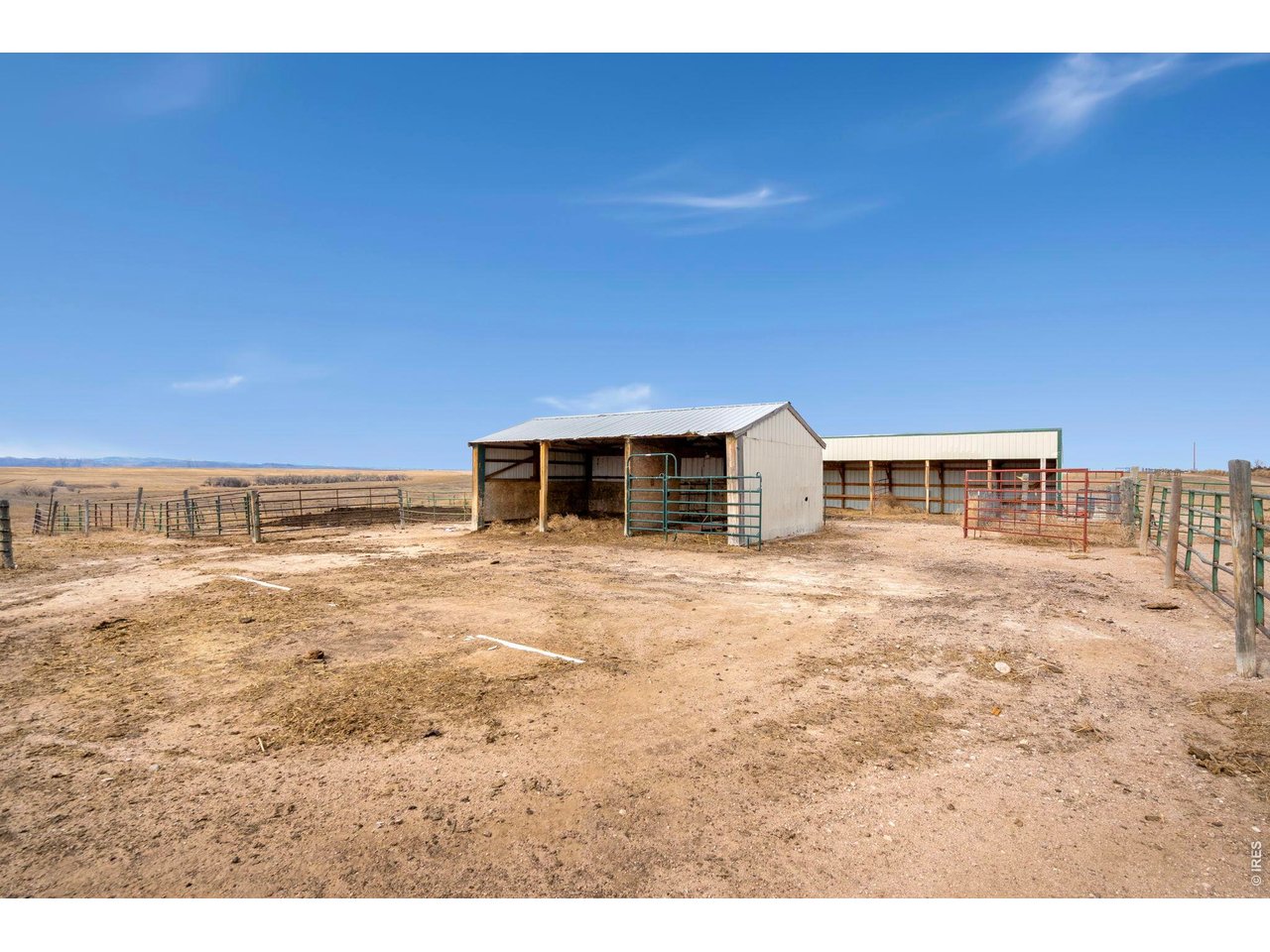 Enclosed livestock pen with ball autowater