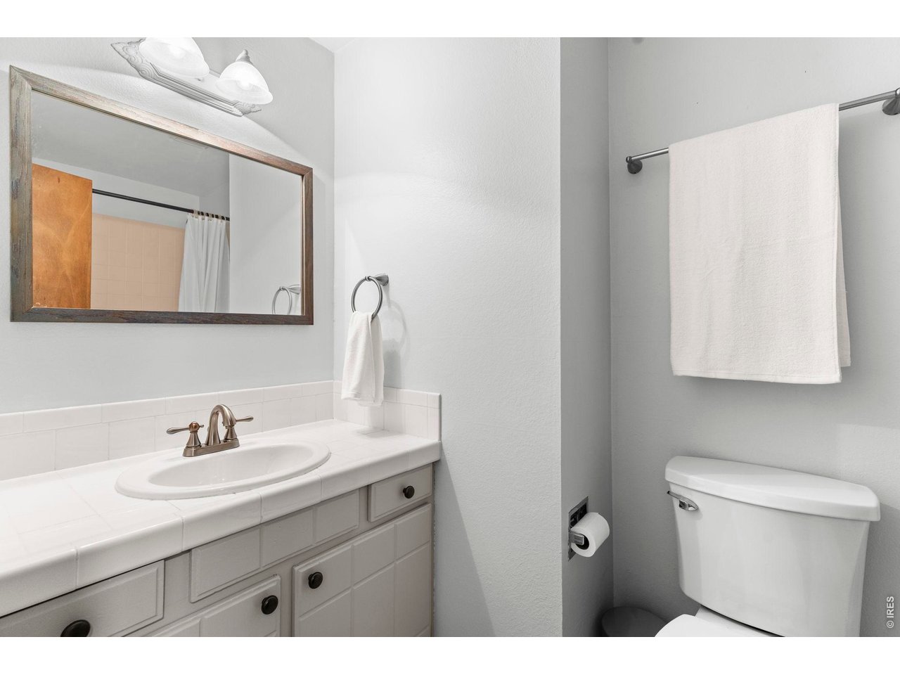 Upper level full bathroom