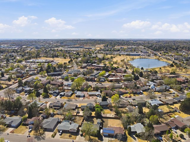 Property Photo 40 Amazing proximity to grocery, shopping, dining and parks! 