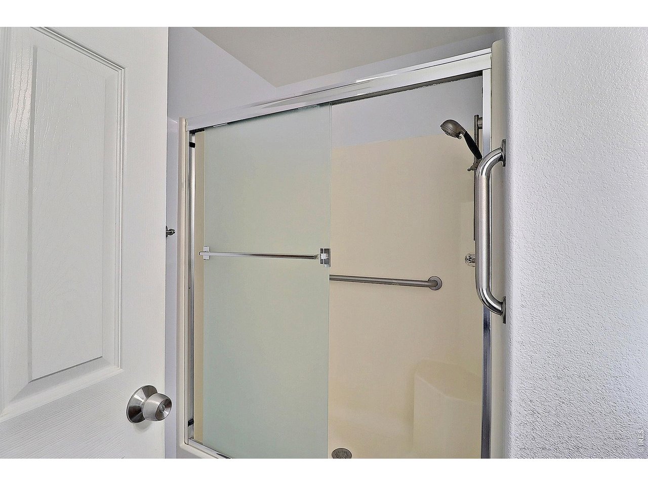 with Large shower and Seat