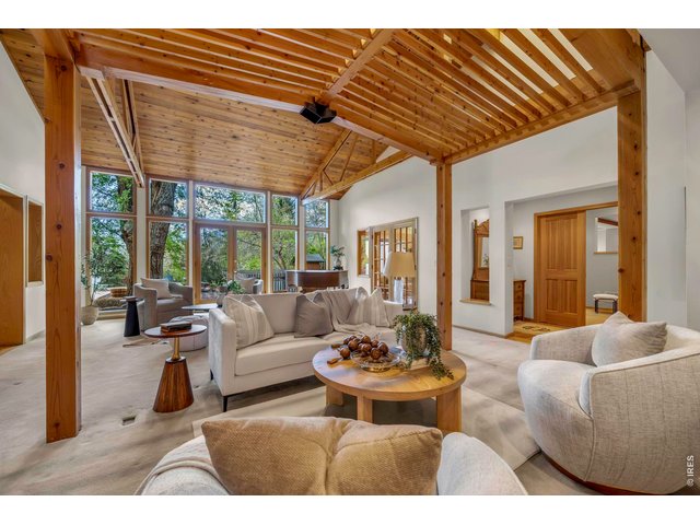 Property Photo 4 Spacious, light-filled living room