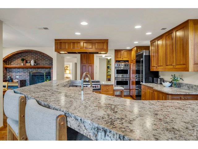 Property Photo 13 Expansive breakfast bar for entertaining