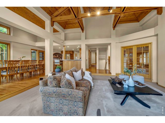 Property Photo 20 Architecturally designed walls and ceilings 