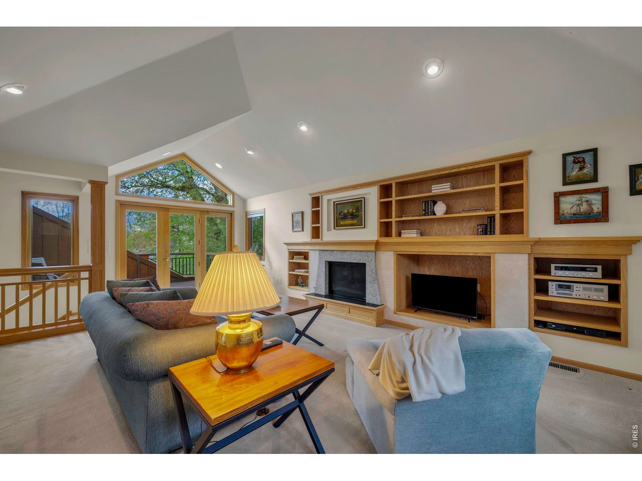 Upper hideaway with deck and mountain views