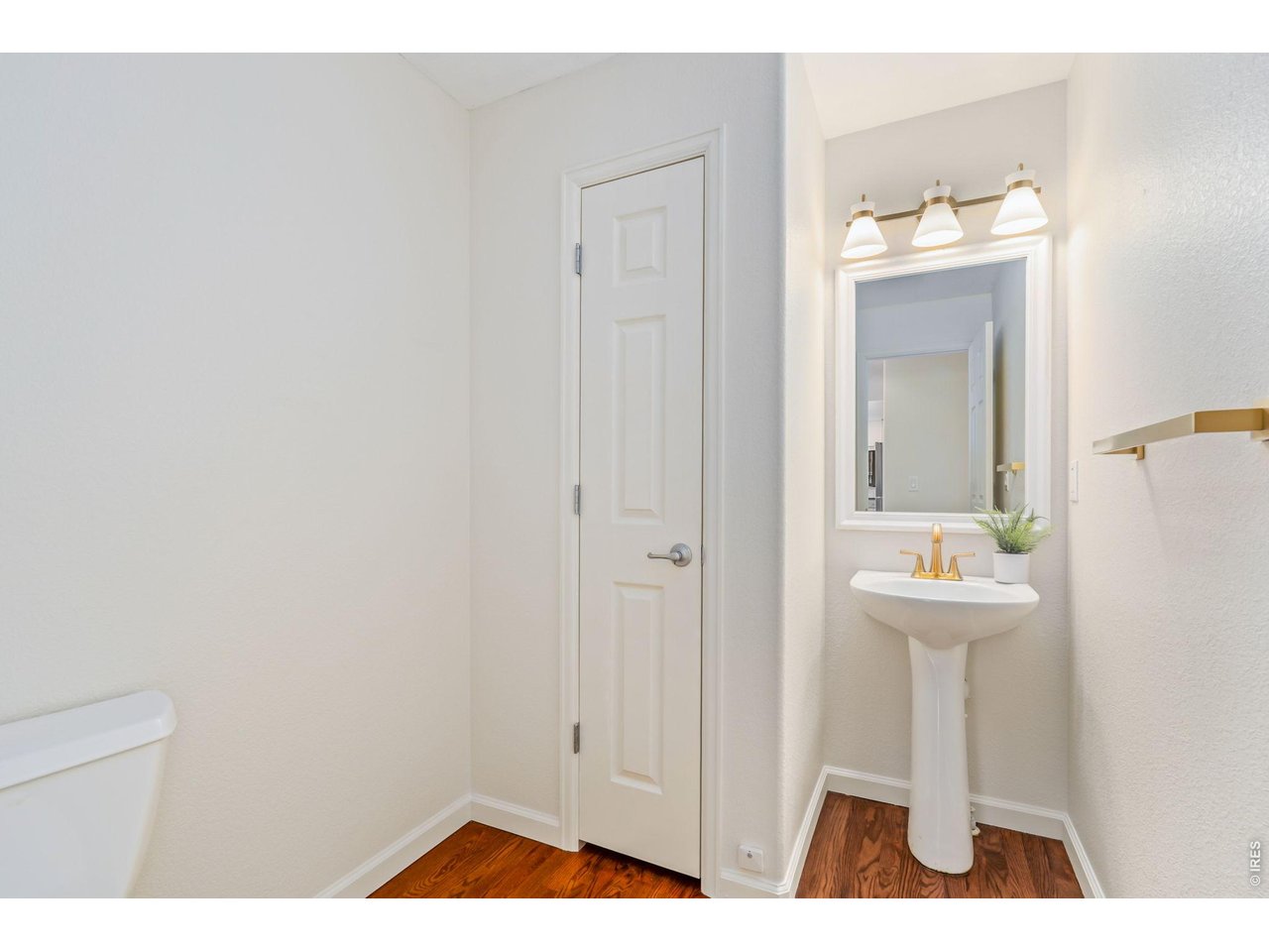 Main floor 1/2 bath