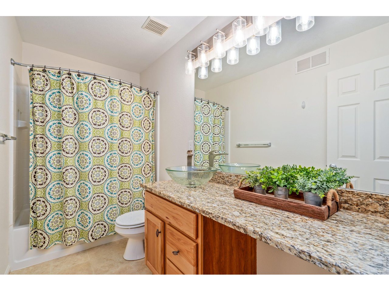 Guest bathroom upstairs