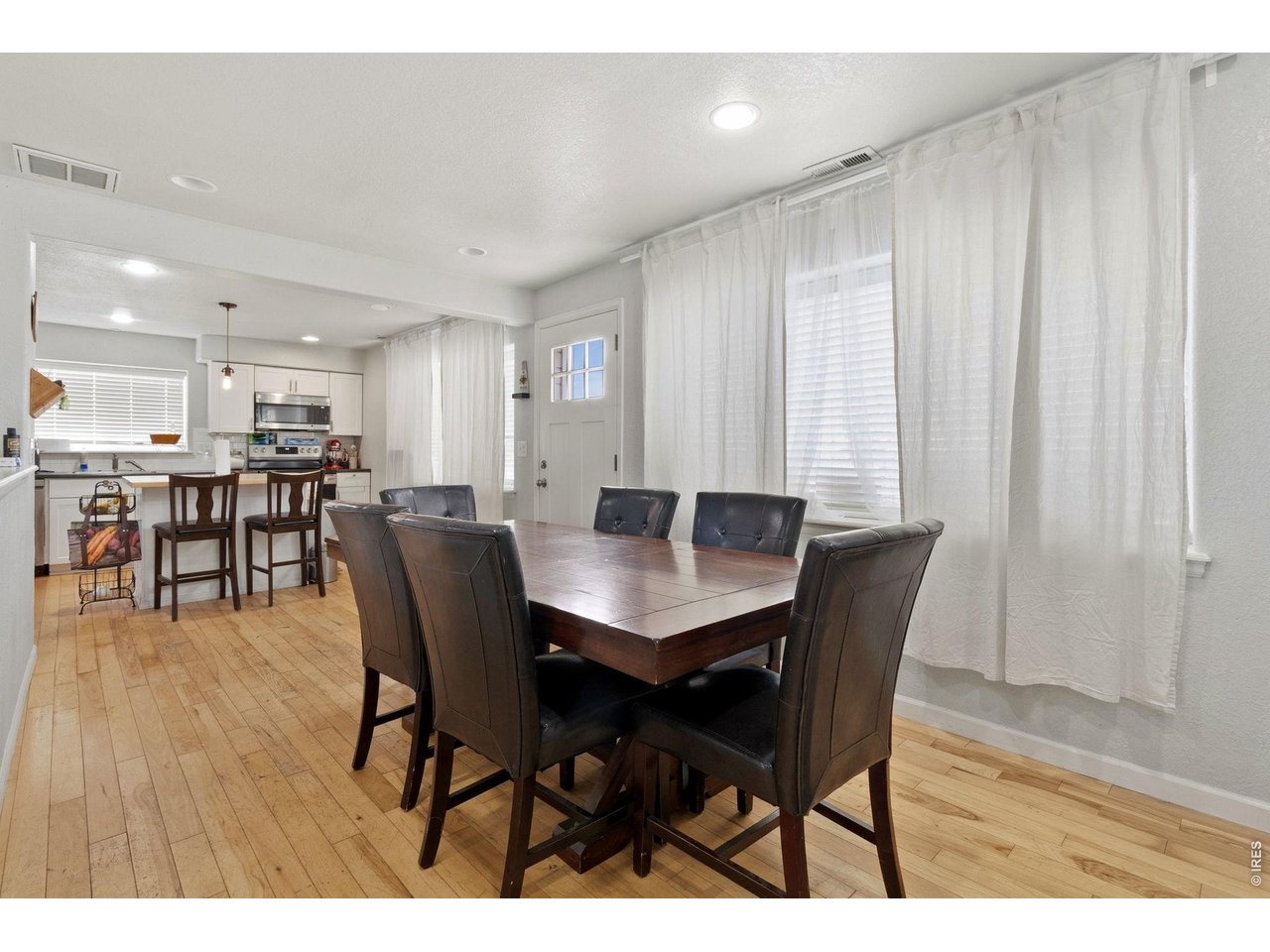 Dining area, perfect for entertaining. Flows seamlessly into the kitchen. 