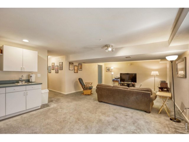 Property Photo 25 Wet bar