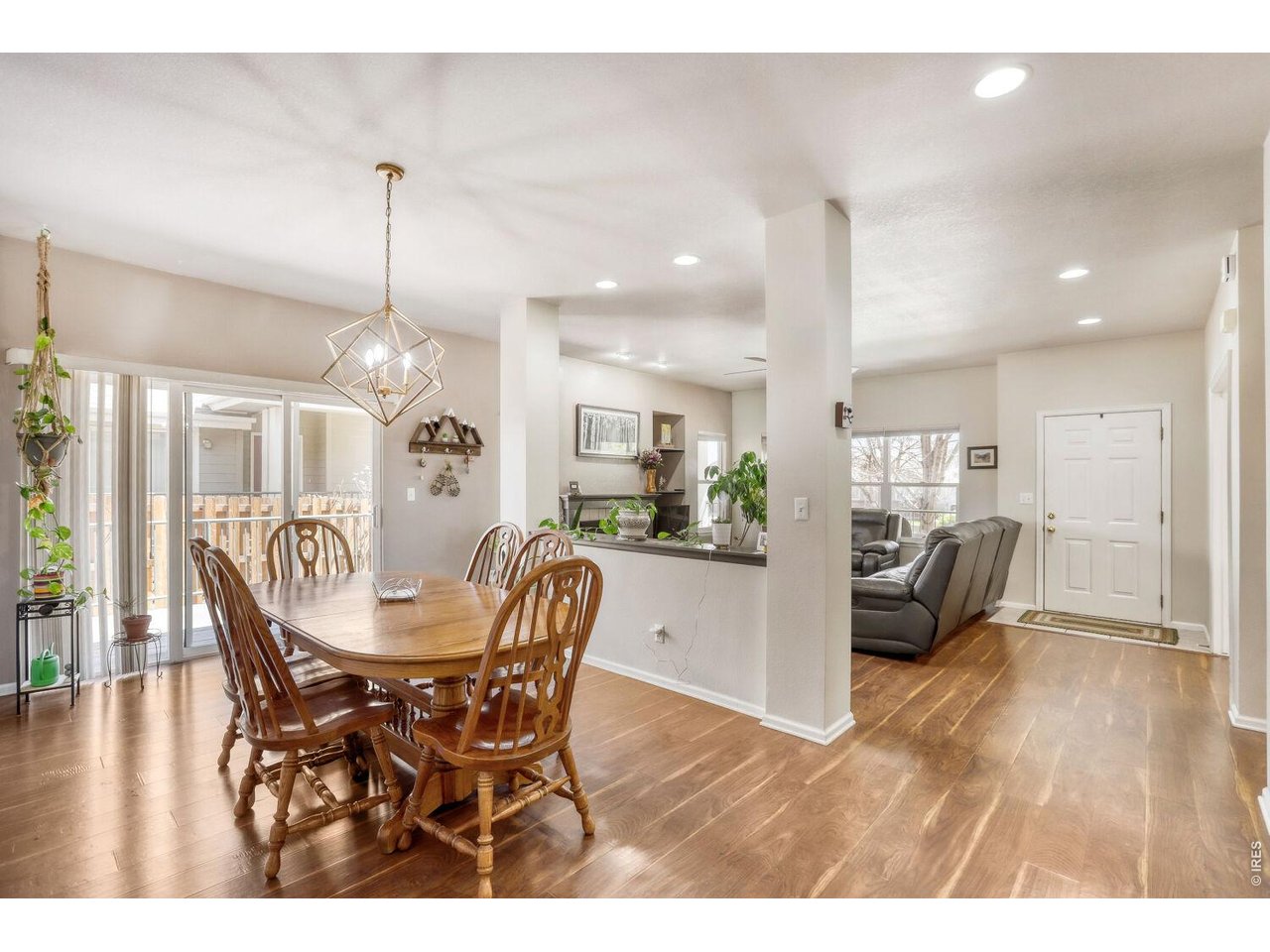 Open floor plan and nice and bright