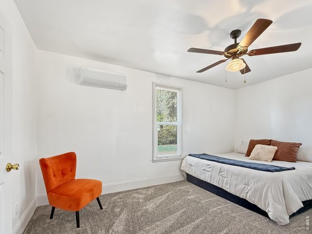 Property Photo 16 Spacious Primary Bedroom