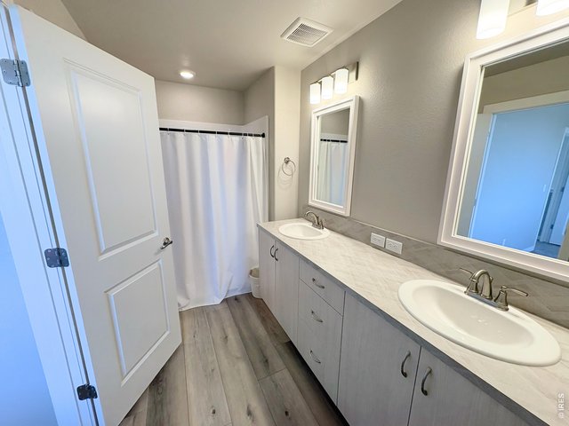 Property Photo 11 Master bathroom.