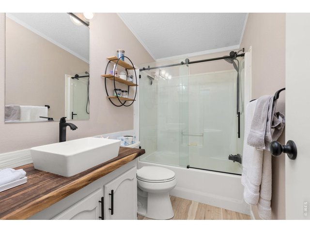 Property Photo 17 Nicely updated hallway - guest bathroom. 
