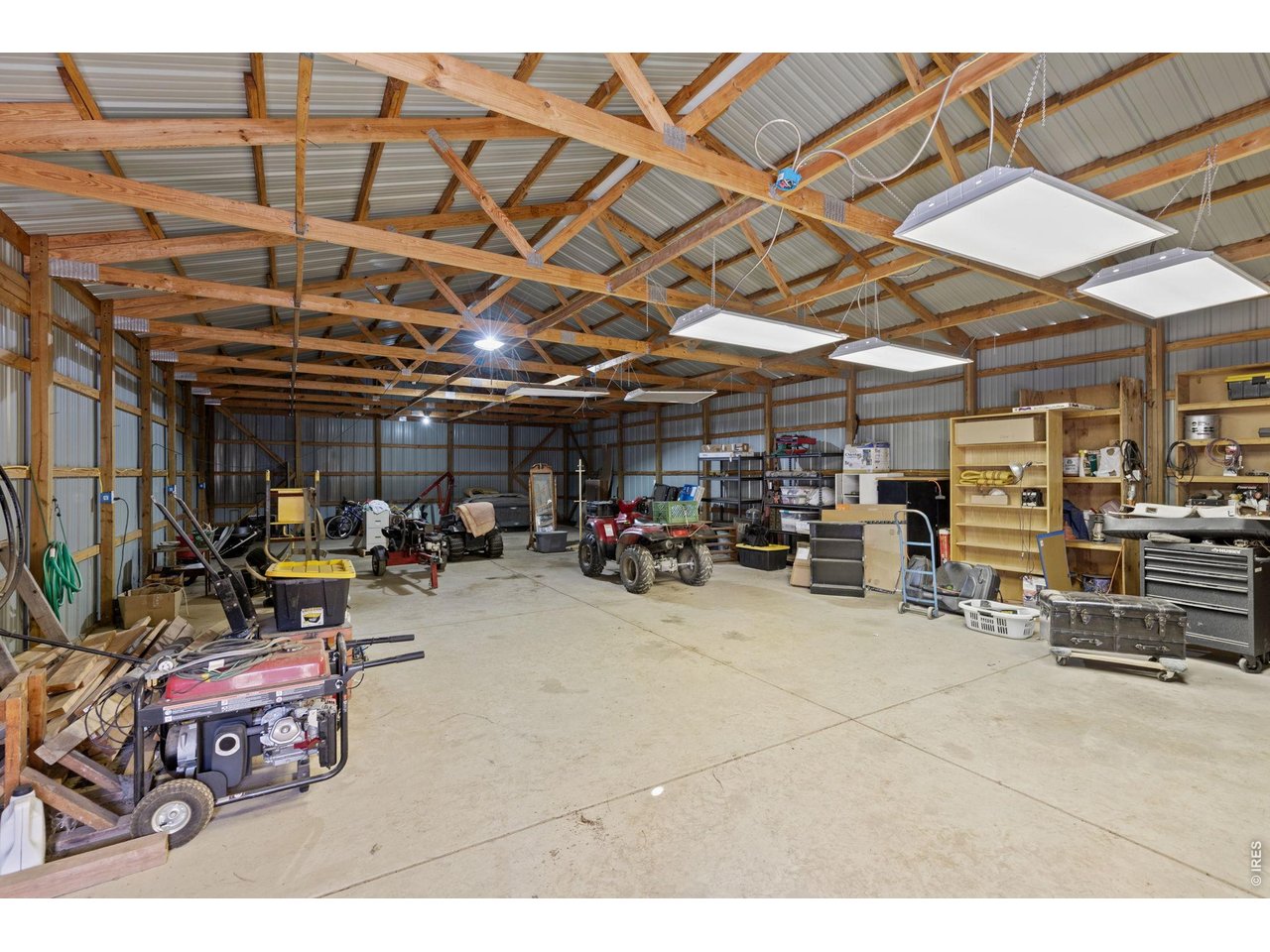 Great space with 220V power and concrete floors. 