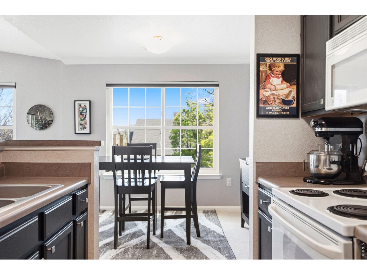 Watch the gorgeous CO sunset from your dining room!