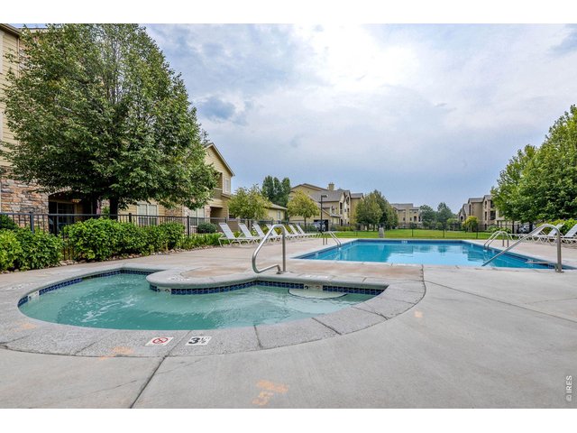 Property Photo 5 HOA includes this awesome Community Pool, Hot-tub, Gym and Community Garden. Move in just in time for Summer!