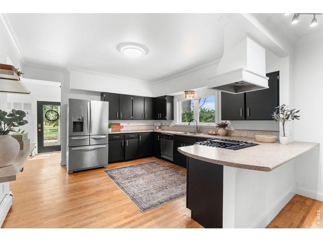 Property Photo 11 Beautifully refreshed and functional kitchen