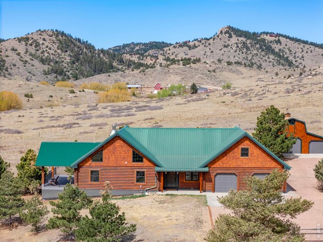 Property Photo 7 The log home features 3 bedrooms, 4 bathrooms plus a large loft space, home office, and more!